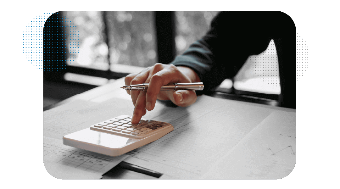 Pessoa fazendo gestÃ£o de custos em uma calculadora, com uma caneta na mÃ£o.
