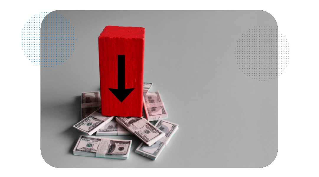 Caixa vermelha com seta preta apontando para baixo em cima de uma pilha de dinheiro.