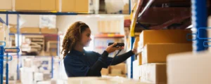 colaboradora realizando gestão de estoque